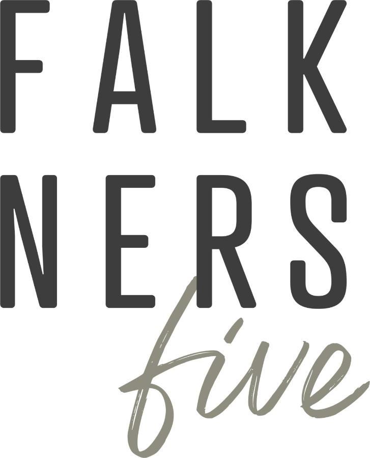 Falkners Five اوتز المظهر الخارجي الصورة